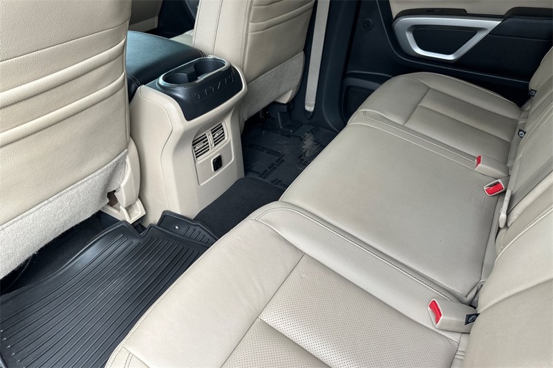 Nissan Titan XD Vehicle Full-screen Gallery Image 12