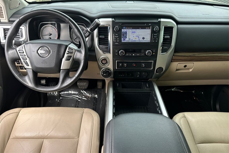 Nissan Titan XD Vehicle Full-screen Gallery Image 13