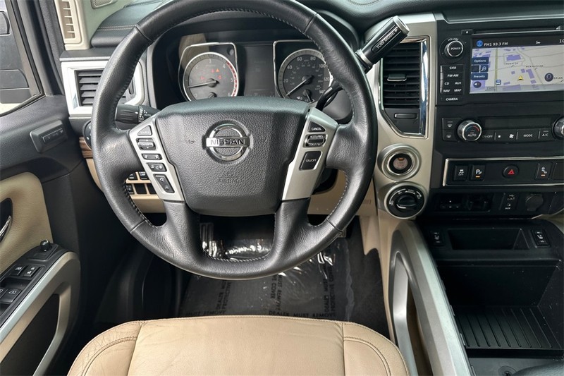 Nissan Titan XD Vehicle Full-screen Gallery Image 14