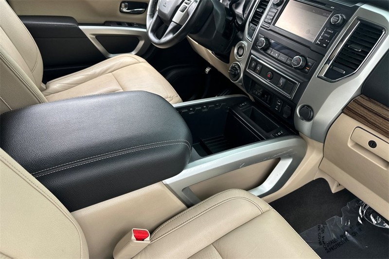 Nissan Titan XD Vehicle Full-screen Gallery Image 15