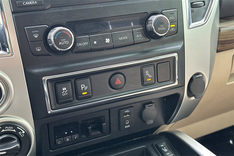 Nissan Titan XD Vehicle Full-screen Gallery Image 20