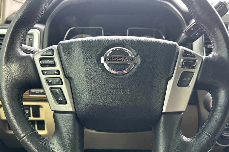 Nissan Titan XD Vehicle Full-screen Gallery Image 23