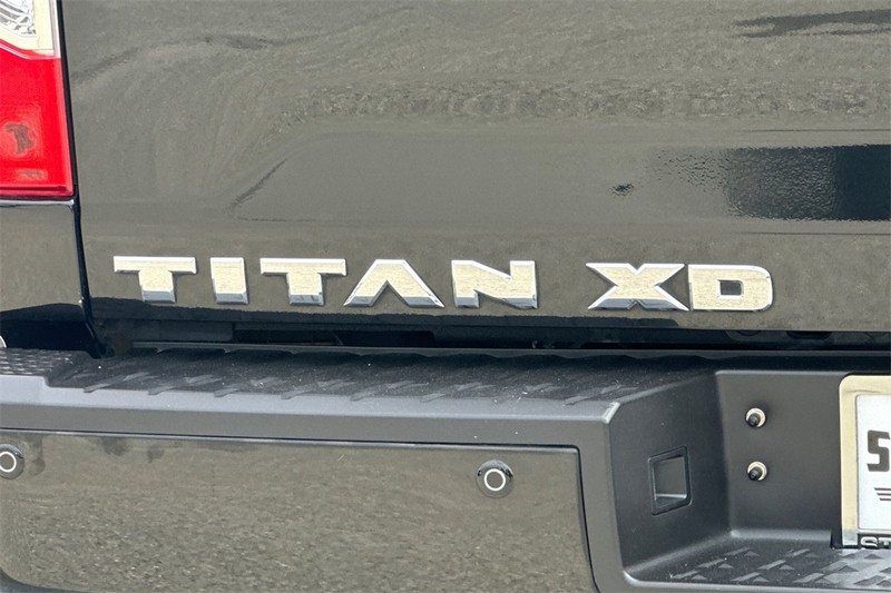 Nissan Titan XD Vehicle Full-screen Gallery Image 27