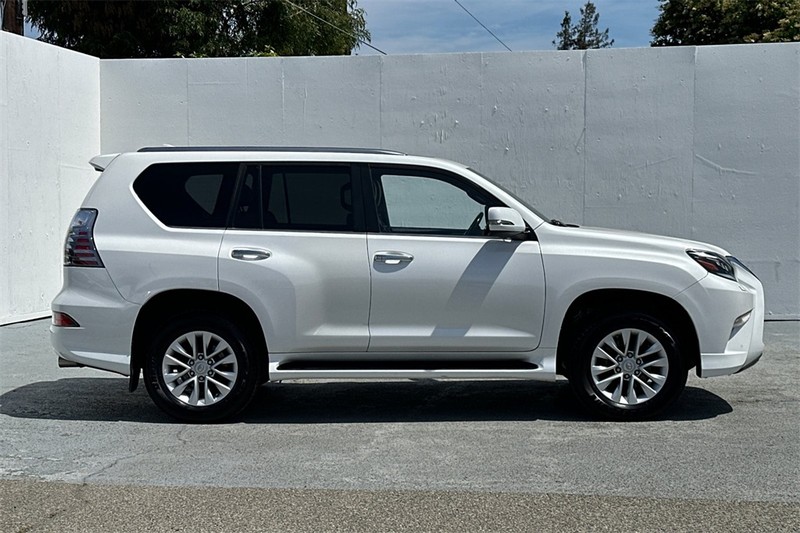 Lexus GX Vehicle Full-screen Gallery Image 03