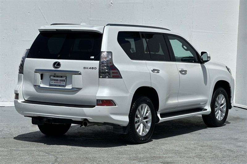 Lexus GX Vehicle Full-screen Gallery Image 04