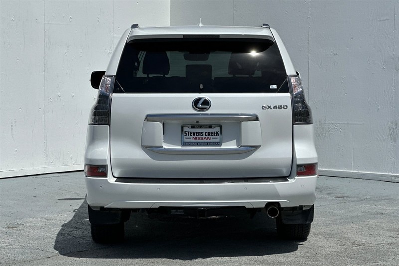 Lexus GX Vehicle Full-screen Gallery Image 05