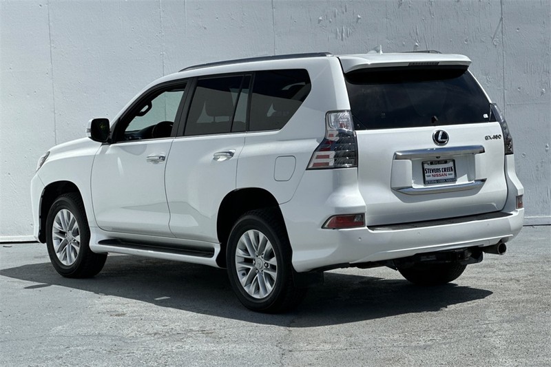Lexus GX Vehicle Full-screen Gallery Image 06