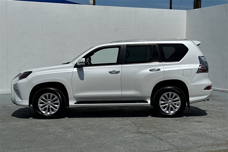 Lexus GX Vehicle Full-screen Gallery Image 07