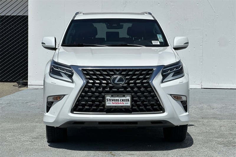 Lexus GX Vehicle Full-screen Gallery Image 09