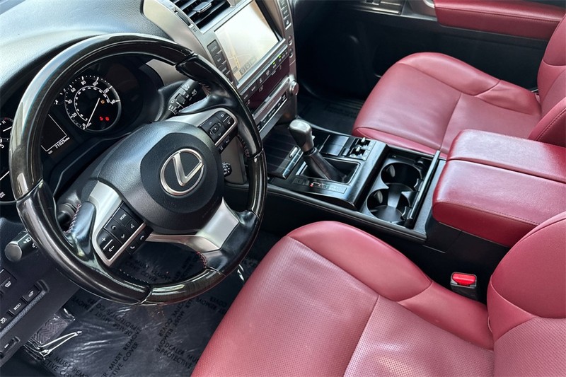 Lexus GX Vehicle Full-screen Gallery Image 10