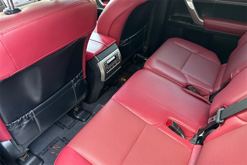 Lexus GX Vehicle Full-screen Gallery Image 12