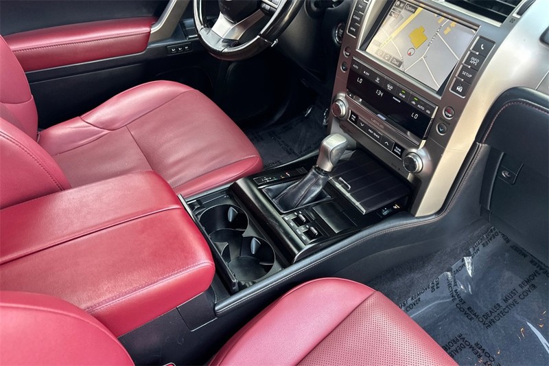 Lexus GX Vehicle Full-screen Gallery Image 17