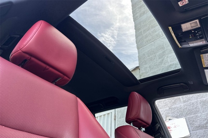 Lexus GX Vehicle Full-screen Gallery Image 18