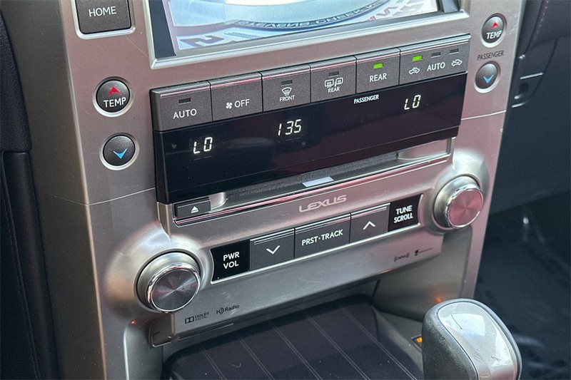 Lexus GX Vehicle Full-screen Gallery Image 22