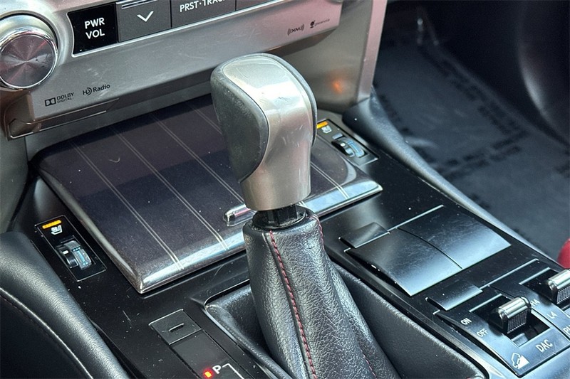 Lexus GX Vehicle Full-screen Gallery Image 23