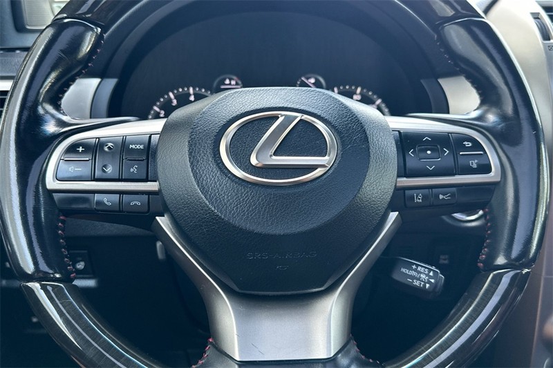 Lexus GX Vehicle Full-screen Gallery Image 25