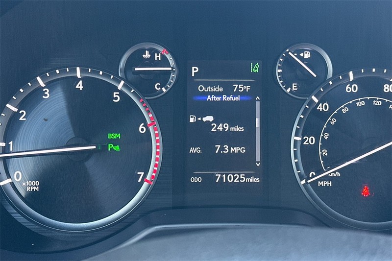 Lexus GX Vehicle Full-screen Gallery Image 26