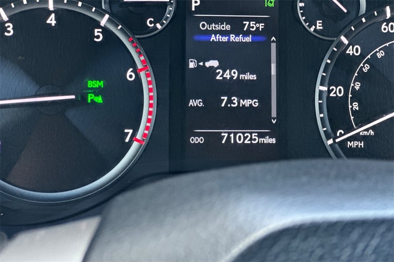 Lexus GX Vehicle Full-screen Gallery Image 27