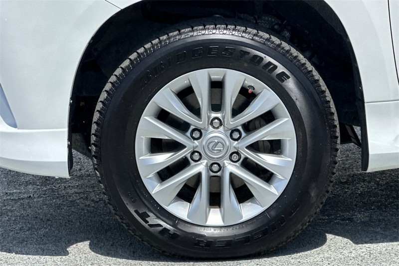 Lexus GX Vehicle Full-screen Gallery Image 28