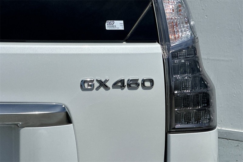 Lexus GX Vehicle Full-screen Gallery Image 29