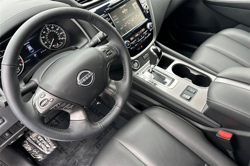 Nissan Murano Vehicle Full-screen Gallery Image 10