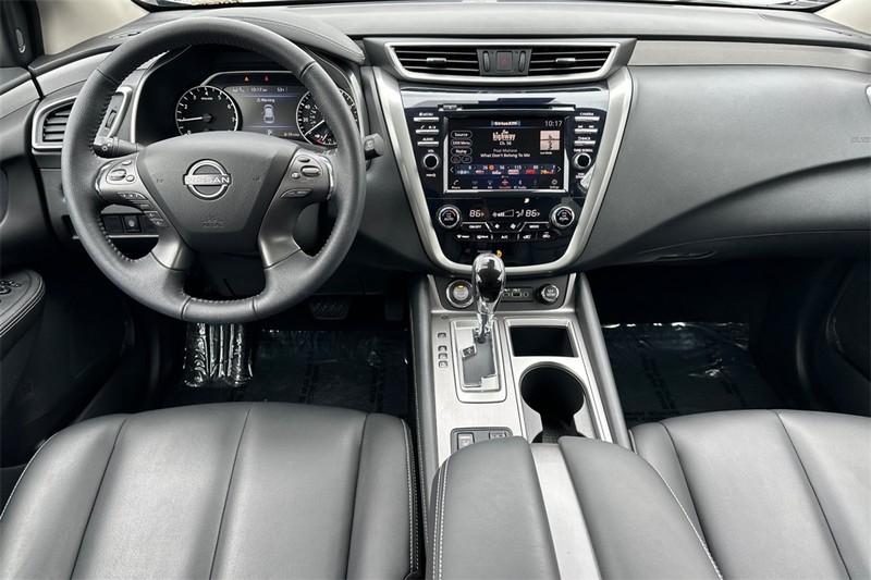 Nissan Murano Vehicle Full-screen Gallery Image 13