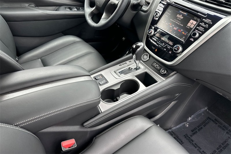 Nissan Murano Vehicle Full-screen Gallery Image 16