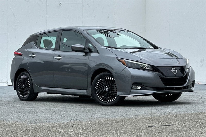 Nissan LEAF Vehicle Full-screen Gallery Image 02