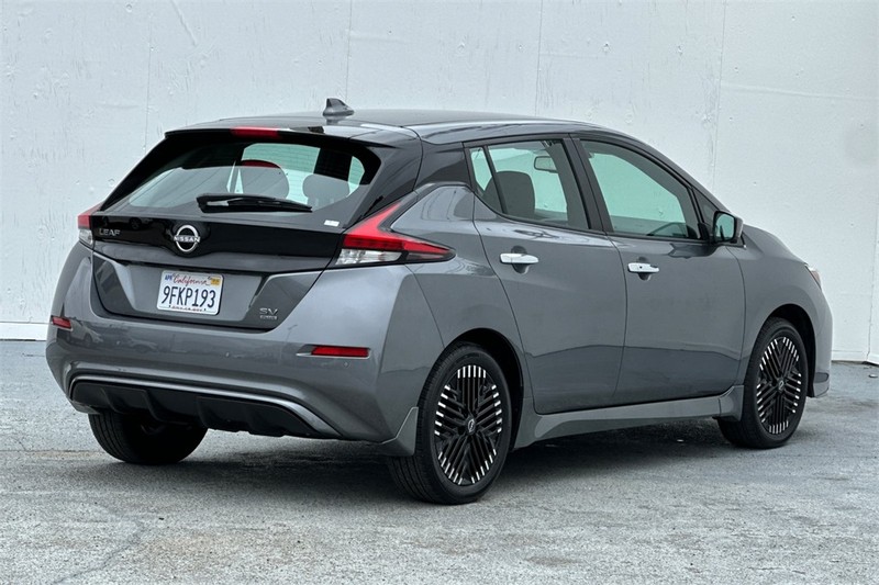 Nissan LEAF Vehicle Full-screen Gallery Image 04
