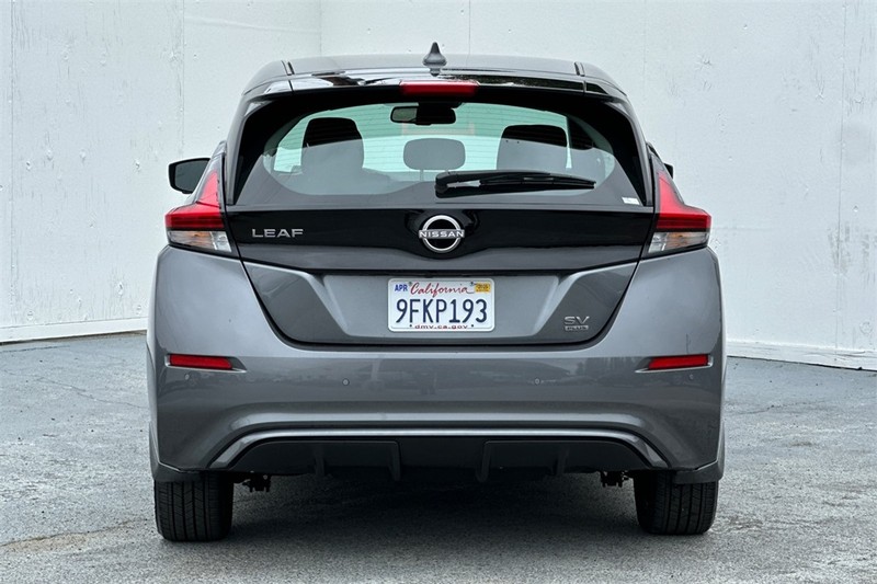 Nissan LEAF Vehicle Full-screen Gallery Image 05