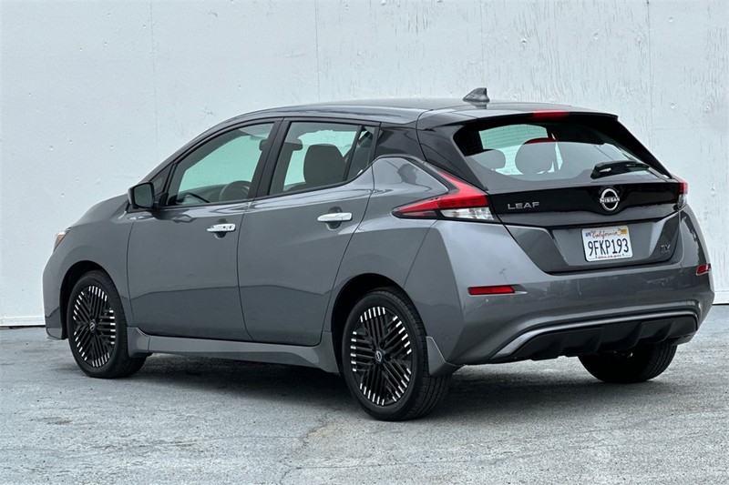 Nissan LEAF Vehicle Full-screen Gallery Image 06