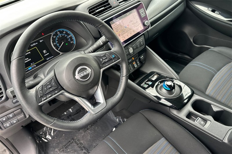 Nissan LEAF Vehicle Full-screen Gallery Image 10