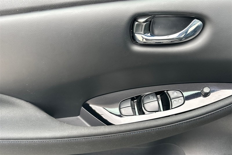 Nissan LEAF Vehicle Full-screen Gallery Image 11