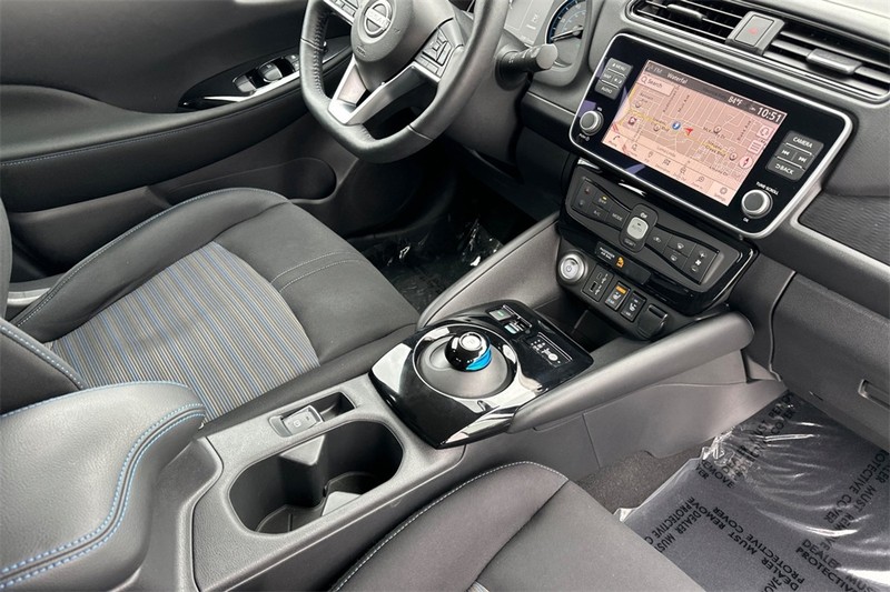 Nissan LEAF Vehicle Full-screen Gallery Image 15