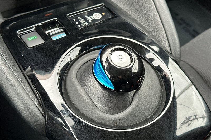 Nissan LEAF Vehicle Full-screen Gallery Image 21