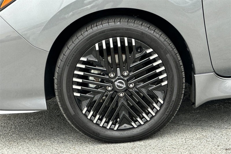 Nissan LEAF Vehicle Full-screen Gallery Image 26
