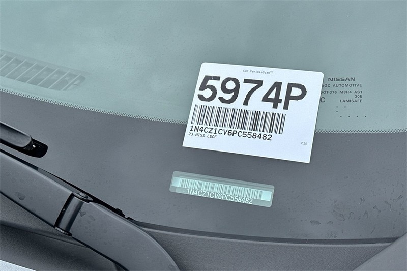 Nissan LEAF Vehicle Full-screen Gallery Image 28