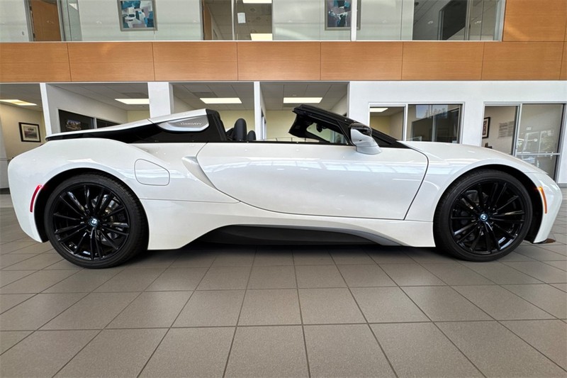 BMW i8 Vehicle Full-screen Gallery Image 03