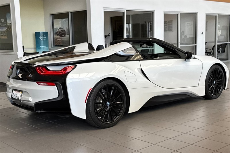 BMW i8 Vehicle Full-screen Gallery Image 04