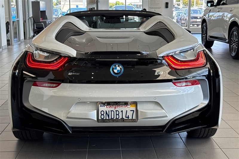 BMW i8 Vehicle Full-screen Gallery Image 05