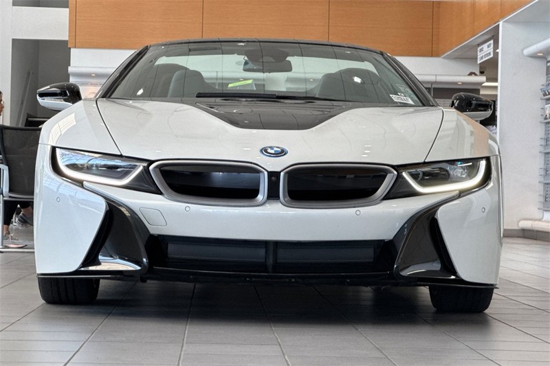 BMW i8 Vehicle Full-screen Gallery Image 09