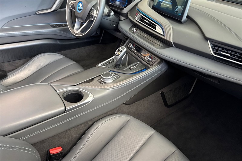BMW i8 Vehicle Full-screen Gallery Image 15