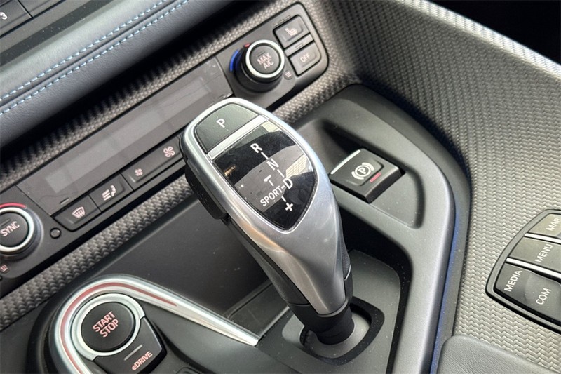 BMW i8 Vehicle Full-screen Gallery Image 20