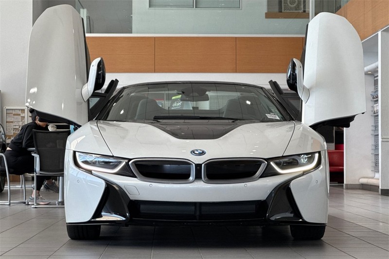 BMW i8 Vehicle Full-screen Gallery Image 27