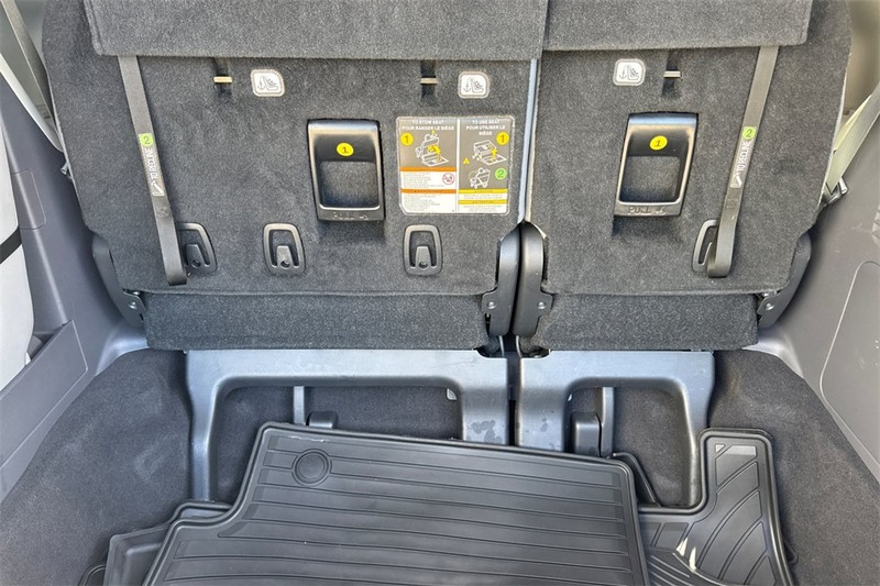 Toyota Sienna Vehicle Full-screen Gallery Image 16