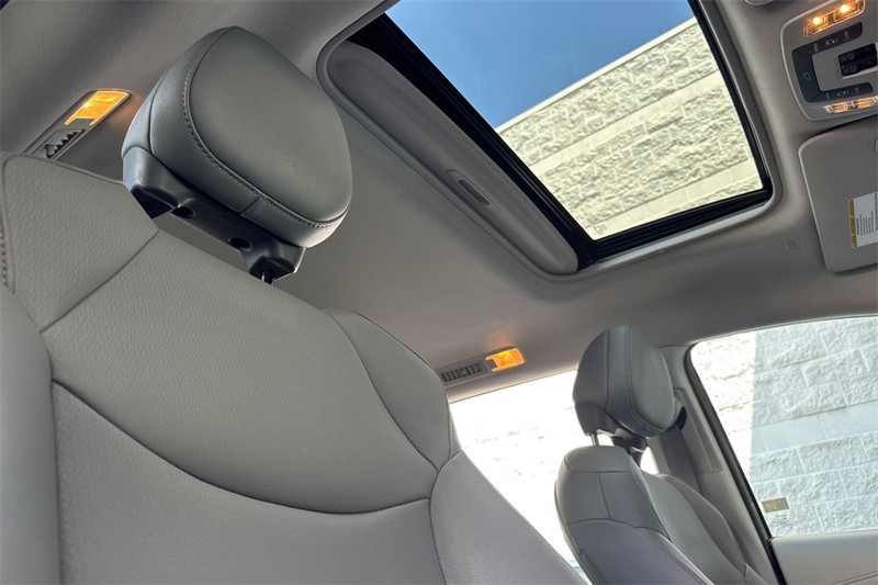 Toyota Sienna Vehicle Full-screen Gallery Image 18
