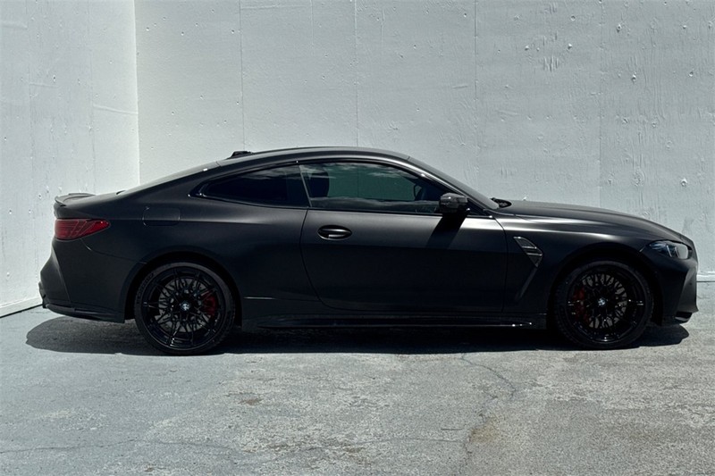 BMW M4 Vehicle Full-screen Gallery Image 03