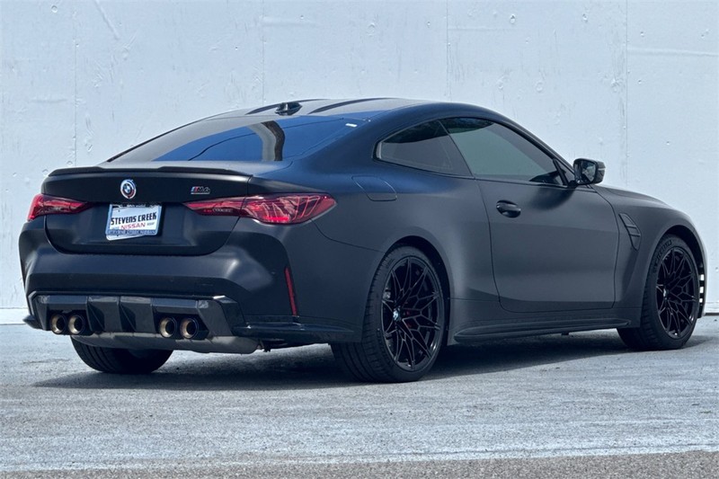 BMW M4 Vehicle Full-screen Gallery Image 04