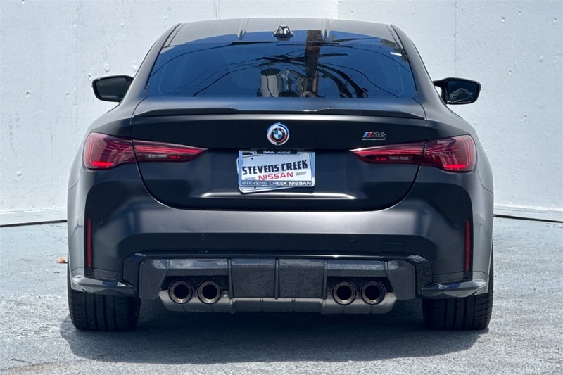 BMW M4 Vehicle Full-screen Gallery Image 05