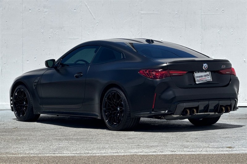 BMW M4 Vehicle Full-screen Gallery Image 06
